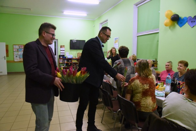 Radni urzędu miejskiego w Międzyrzeczu: Andrzej Chmielewski i Arkadiusz Madzelan, wybrali się do sołectw Gorzyca i Święty  Wojciech, żeby w imieniu rady dać paniom w Dniu Kobiet symbolicznego kwiatka z życzeniami.