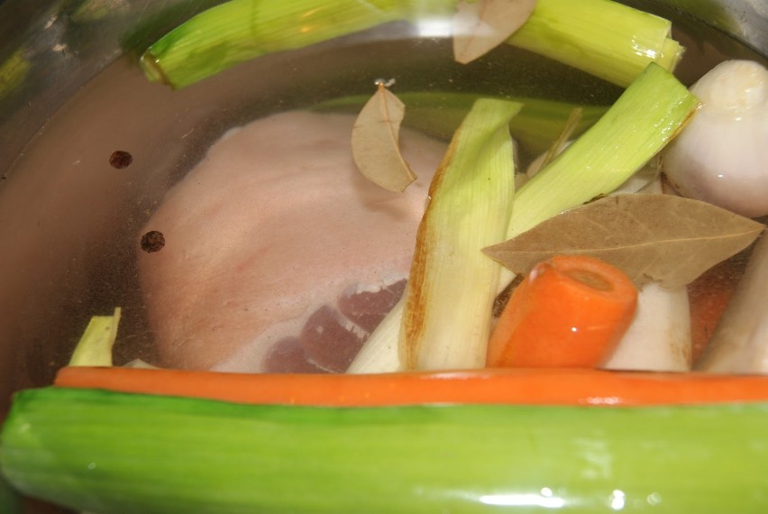 Włożyć golonkę i warzywa  do garnka. Dołożyć goździk, liście...