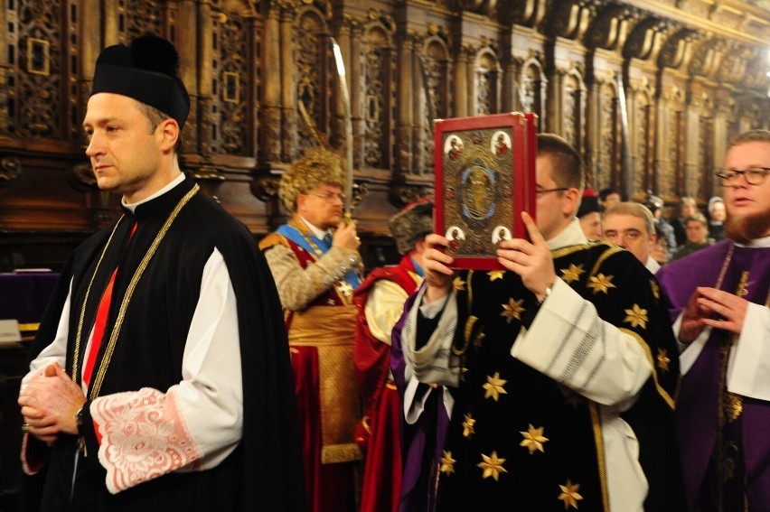 Kraków. Dzień Zaduszny na Wawelu. Msza święta z procesją do grobów królewskich