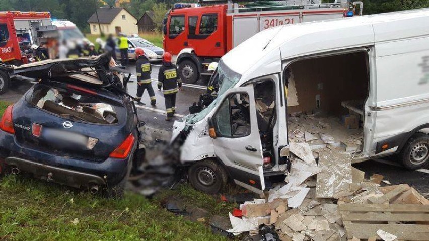 Tragedia na DK 28. Mężczyzna nie żyje, dwaj są cieżko ranni