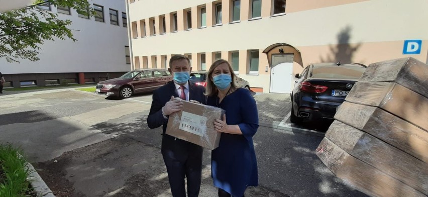 Pracownicy Zespołu Szkół Zawodowych w Wolsztynie przekazali dziś maseczki ochronne dla szpitala 