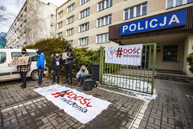 Protest inicjatywy obywatelskiej "DOŚĆ Milczenia" pod komisariatem nr VII na os. Złotej Jesieni w Krakowie