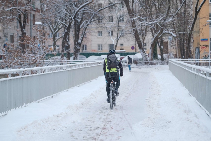 Warszawa całkowicie pod śniegiem. Zima zaskoczyła wszystkich. Pracują posypywarki, a mieszkańcy przebijają się przez zaspy