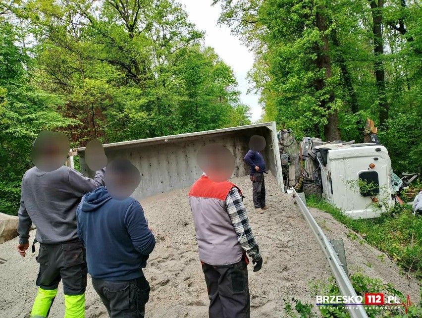 Dwa wypadki koło Brzeska, jedna osoba trafiła do szpitala, ciężarówka z piachem blokuje drogę w Maszkienicach. Zdjęcia