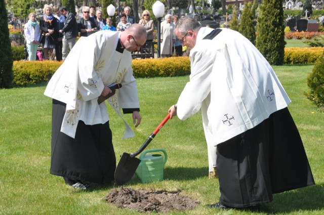 Kartuzy - sadzenie dębu na pamiątkę kanonizacji w parku Jana Pawła II