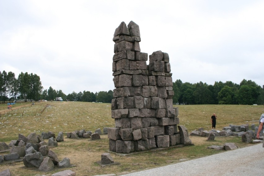 Pole bitwy grunwaldzkiej - resztki pomnika przeniesione z Krakowa
