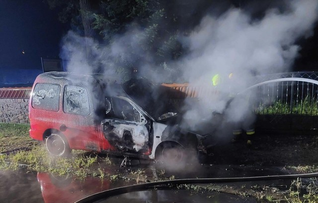 W wyniku pożaru, który wybuchł w nocy w Radłowie, spłonął volkswagen a dostawczy mercedes został nadpalony