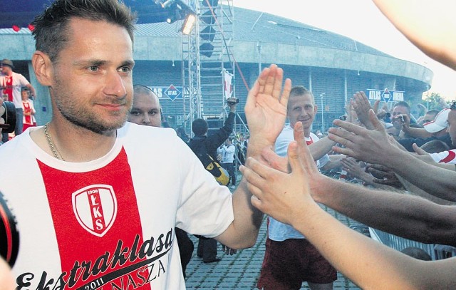 Bogusław Wyparło dwa lata temu został wraz z ŁKS wyrzucony z ekstraklasy. Świętujący awans bramkarz ma nadzieję, że historia się nie powtórzy