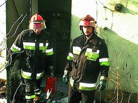 Na zdjęciu strażacy wychodzą z pomieszczenia stacji po ugaszeniu pożaru.