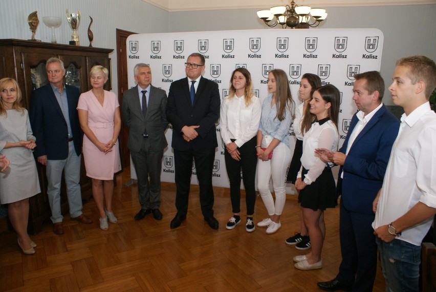 Prezydent Kalisza podziękował siatkarkom MUKS Amber Kalisz...