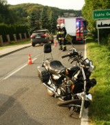 Łąkta Górna. Wypadek z udziałem motocykla i samochodu, dwie osoby zostały ranne [ZDJĘCIA]