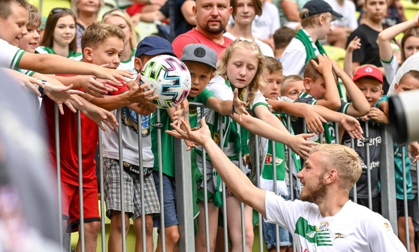 Piłkarze Lechii Gdańsk w końcu spotkali się z kibicami na stadionie Polsat Plus Arena Gdańsk. Fani poznali trzech nowych piłkarzy [zdjęcia]