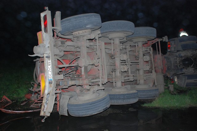 Na trasie Koczała - Płocicz przewrócił się samochód ciężarowy z naczepą