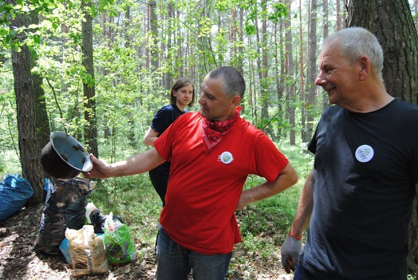 Miłośnicy czystych lasów z Bełchatowa uprzątnęli kolejny kawałek świata