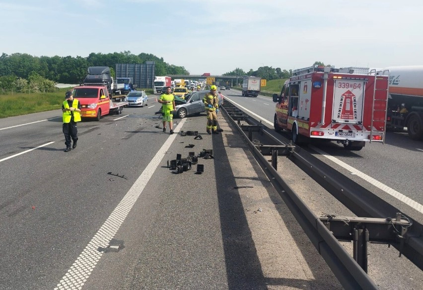 Samochód osobowy z impetem uderzył w tył naczepy tira....