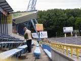 Tarnów: na niszczejący stadion miejski kupują nowe krzesełka