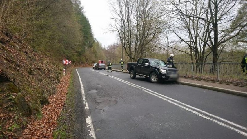 Zderzenie forda z renaultem. Jedna osoba w szpitalu [ZDJĘCIA]