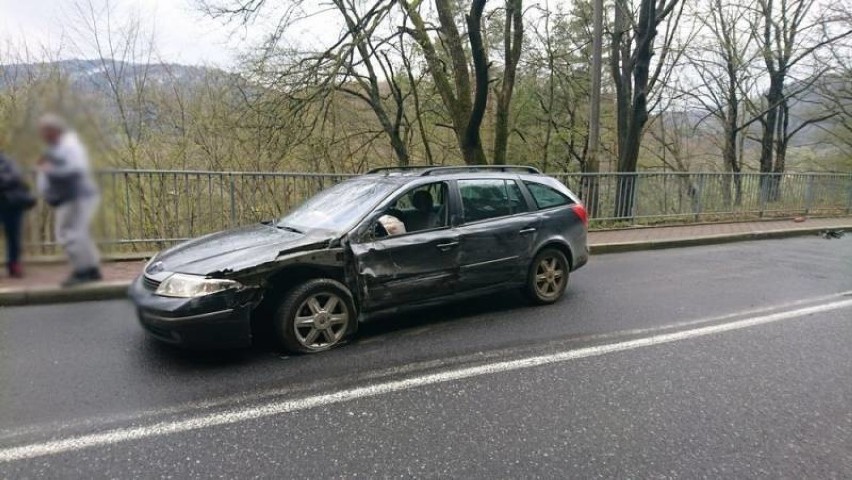 Zderzenie forda z renaultem. Jedna osoba w szpitalu [ZDJĘCIA]