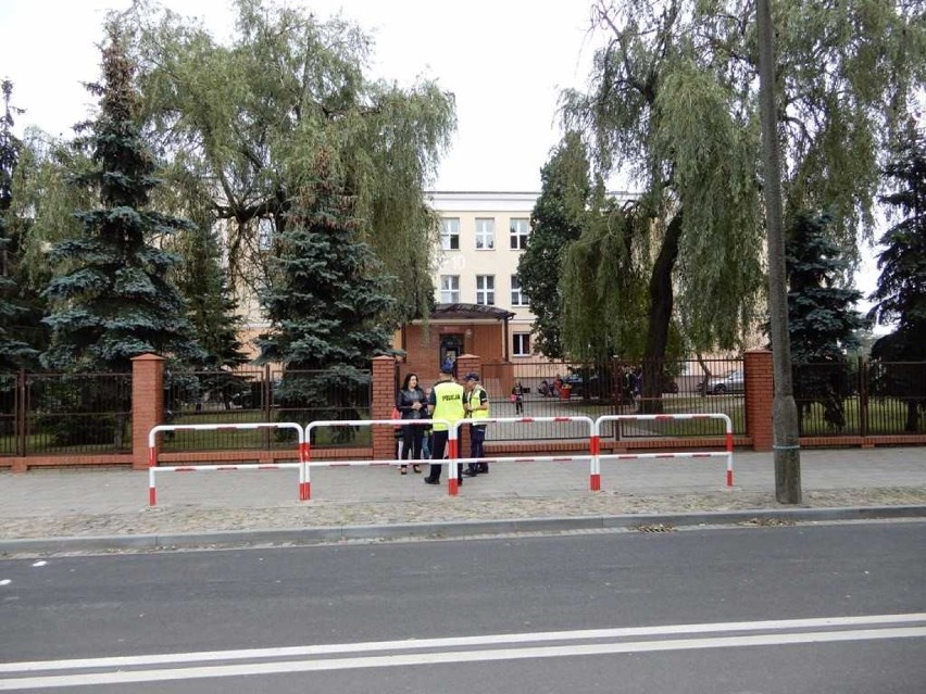 Nad bezpieczeństwem uczniów docierających do szkół czuwają policjanci z Włocławka [zdjęcia]
