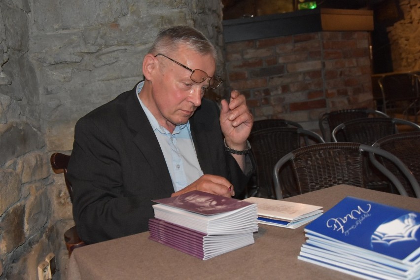 Krzysztof Gomoła, dzisiaj poeta, kiedyś burmistrz. Właśnie wydał swój kolejny tomik poezji. Jest lirycznie, o miłości, ale i o odchodzeniu