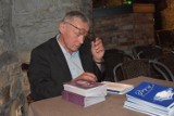 Krzysztof Gomoła, dzisiaj poeta, kiedyś burmistrz. Właśnie wydał swój kolejny tomik poezji. Jest lirycznie, o miłości, ale i o odchodzeniu