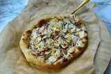 To najsmaczniejsza pizza biała jaką upiekłam. Wypróbuj przepis na placek z białym sosem. Nie uwierzysz, co do niej dodaję