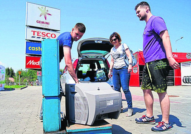 Tarnowianie przywieźli na parking Gemini Park mnóstwo niepotrzebnych przedmiotów. W zamian dostali za nie rośliny