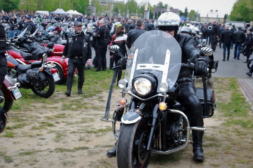Ponad 10 tys motocyklistów . VII Ogólnopolskie Otwarcie Sezonu Motocykli i Pojazdów Zabytkowych w Sanktuarium Matki Bożej Licheńskiej .