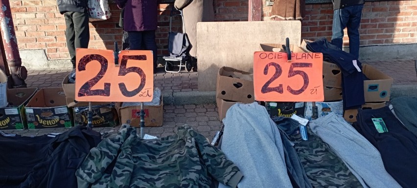 Ostatni w tym roku targ w Jędrzejowie w czwartek, 29 grudnia. Sprzedawano ciepłe ubrania, obuwie, firanki i nie tylko. Zobaczcie zdjęcia
