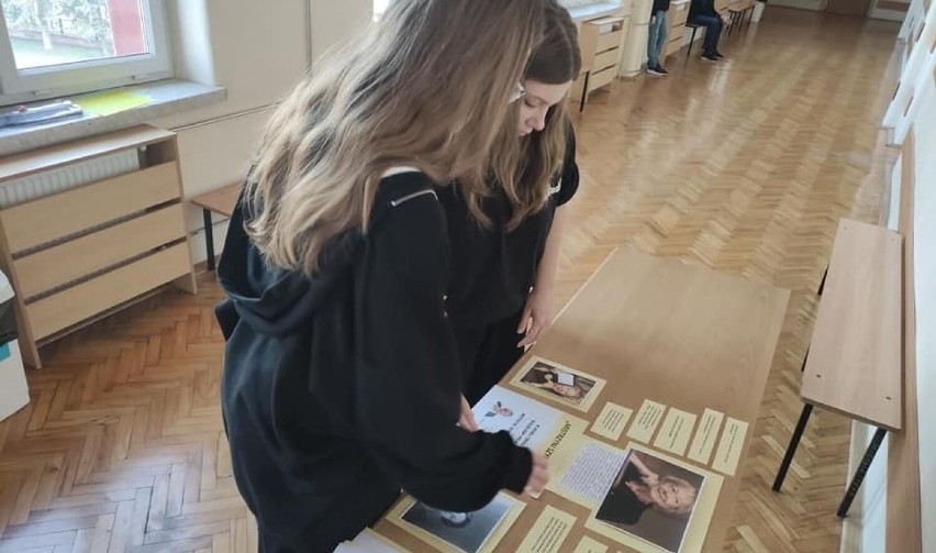 W bibliotece szkolnej kazimierskiej "jedynki" oraz na...