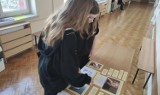 Rok Wisławy Szymborskiej w kazimierskiej „jedynce”. Na szkolnym korytarzu i w bibliotece powstały gazetki o patronce. Zobaczcie zdjęcia