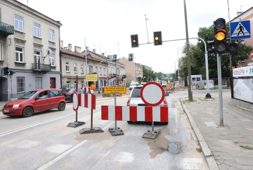  Wielki remont na ulicy 25 Czerwca w Radomiu. Wymieniana jest instalacja wodociągowa. Teraz układane są chodniki ZDJĘCIA
