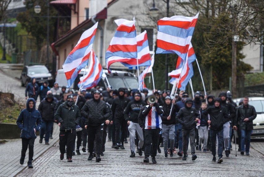 Przemarsz kibiców na mecz Polonia Przemyśl - JKS Jarosław [ZDJĘCIA, WIDEO]