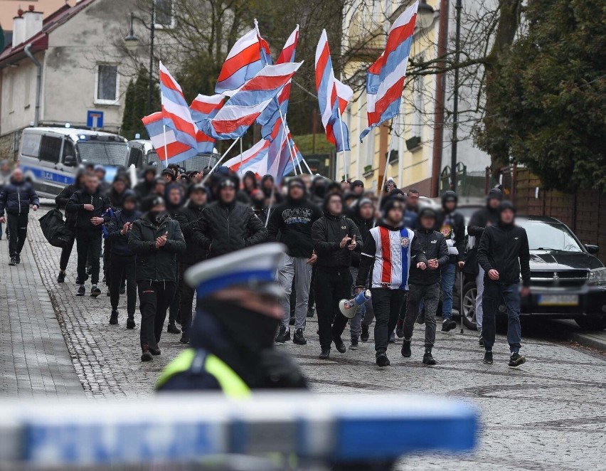 Przemarsz kibiców na mecz Polonia Przemyśl - JKS Jarosław [ZDJĘCIA, WIDEO]