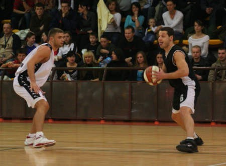 Grzegorz Mordzak kilka miesięcy temu grał przeciw Bartoszowi Potulskiemu, a teraz będzie z nim rywalizował o miano pierwszego rozgrywającego Basketu. fot. M.Greluk