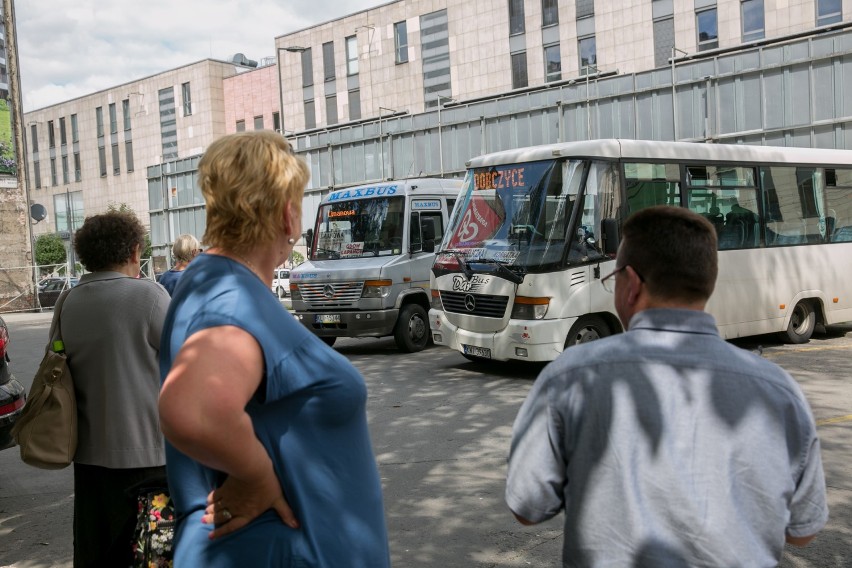 Busy nadal parkują m.in. przy ul. Ogrodowej i Worcella