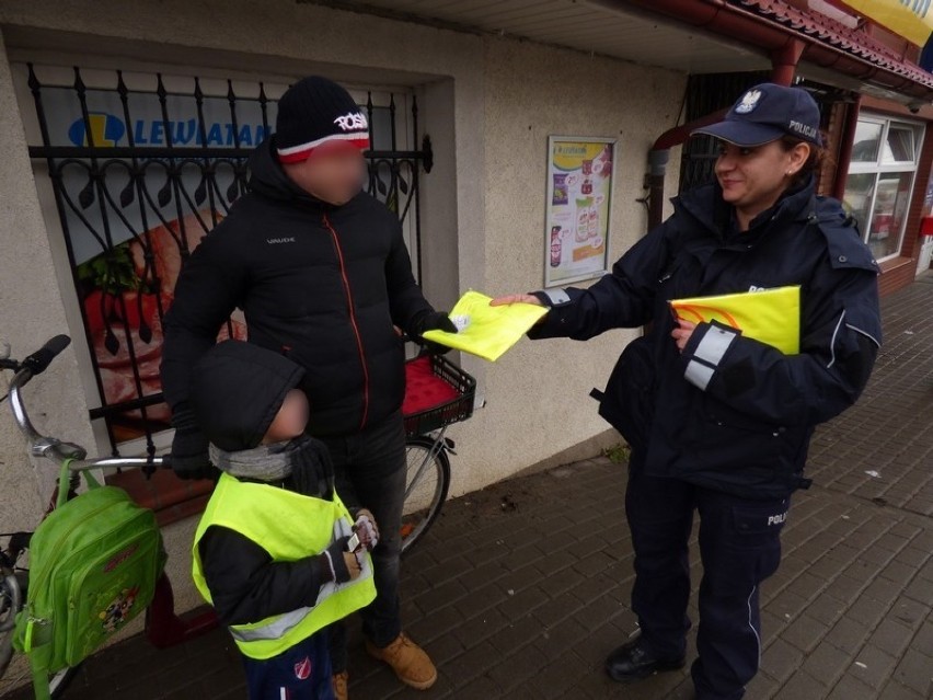 Cewice. Policja rozdawała kamizelki odblaskowe