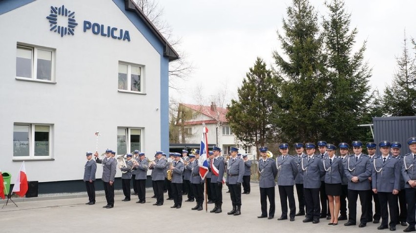 Komisariat Policji w Jeleśni. Uroczyste przecięcie wstęgi.