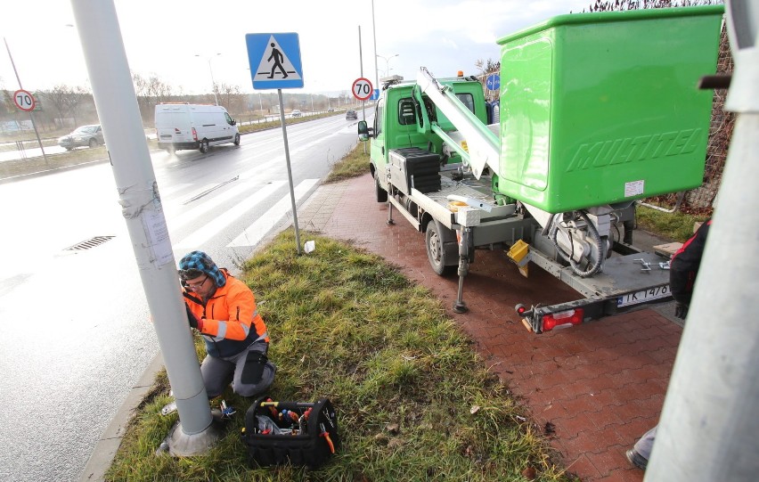 Na ulicy Krakowskiej trwają ostatnie prace przy montażu...