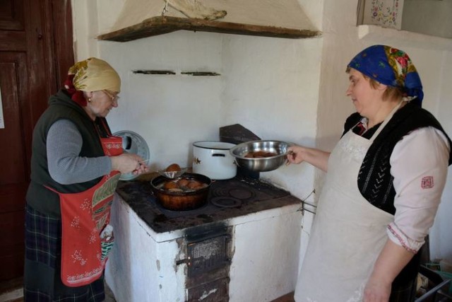 Słowo „karnawał” pochodzi od włoskiego carne vale, czyli „mięso, żegnaj”. Stąd powstały polskie nazwy karnawału: zapusty lub mięsopusty.

Nazwę mięsopusty stosuje się tylko do ostatnich kilku dni zapustnych czyli ostatków zapustu. Zapusty natomiast oznaczają cały czas od Trzech Króli do Wielkiego postu.