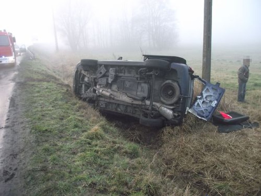 Ołobok: Wypadek citroena. Samochód dachował