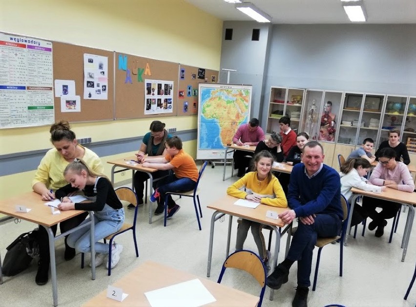 Szkolne Dyktando Rodzinne w szkole podstawowej w Chełmnie