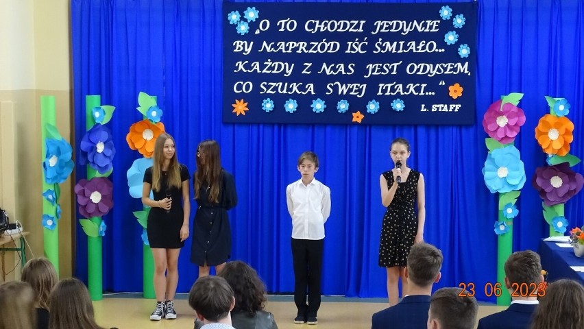 Uroczyste zakończenie roku szkolnego 2022/2023 w Szkole Podstawowej numer 4 w Jędrzejowie. Zobaczcie zdjęcia z uroczystości