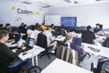 Coders Lab. Szkoła programowania w Warszawie, która umożliwi zostanie programistą w trzy miesiące. Kto może podjąć karierę w branży IT? 