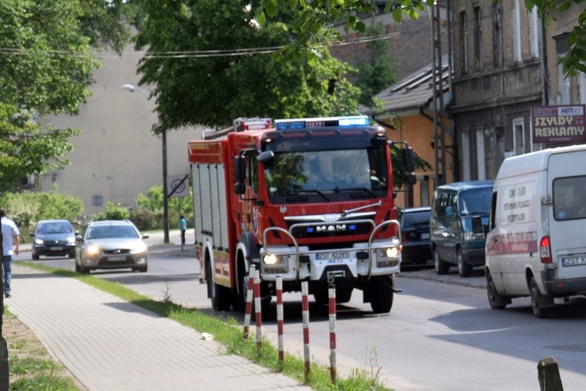 Stargard. Pożar na Wojska Polskiego. Duże zadymienie, strażacy w maskach tlenowych [ZDJĘCIA, WIDEO]