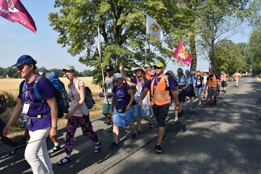 Ruszyła Legnicka Pielgrzymka na Jasną Górę [ZDJĘCIA]