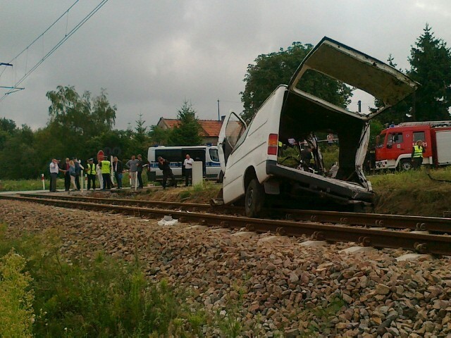 Pociąg jadący z Łowicza do Łodzi zderzył się z busem
