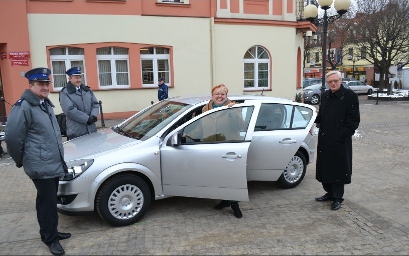 KRÓTKO:Mikołowscy policjanci odebrali nieoznakowany radiowóz sfinansowany przez Mikołów i Wyry