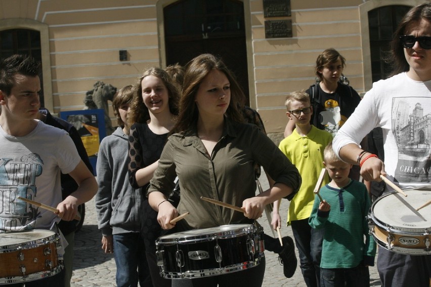 Parada perkusyjna Drum Battle w Legnicy