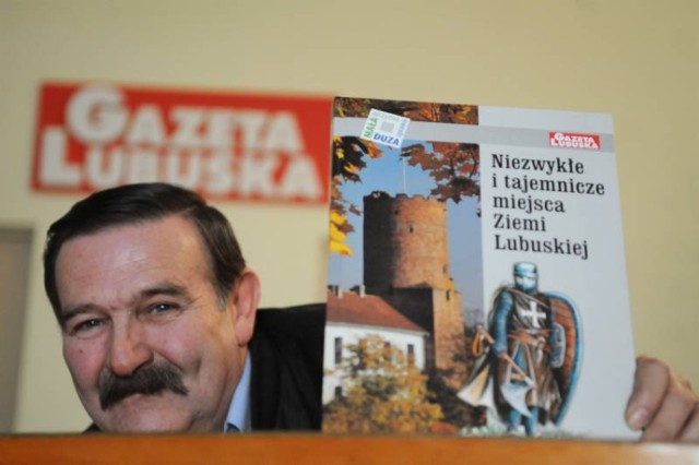 Zbigniew Hukiewicz w siedzibie readkacji ,,Gazety Lubuskiej" przy al. Niepodległości 25 sprzedał już 16 egzemplarzy ,,Niezwykłych i tajemniczych miejsc Ziemi Lubuskiej"